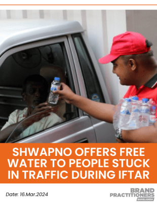 Shwapno offers free water to people stuck in traffic during iftar