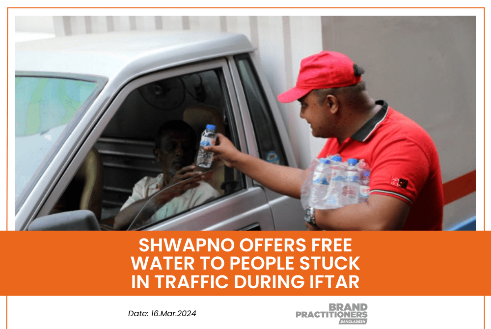 Shwapno offers free water to people stuck in traffic during iftar